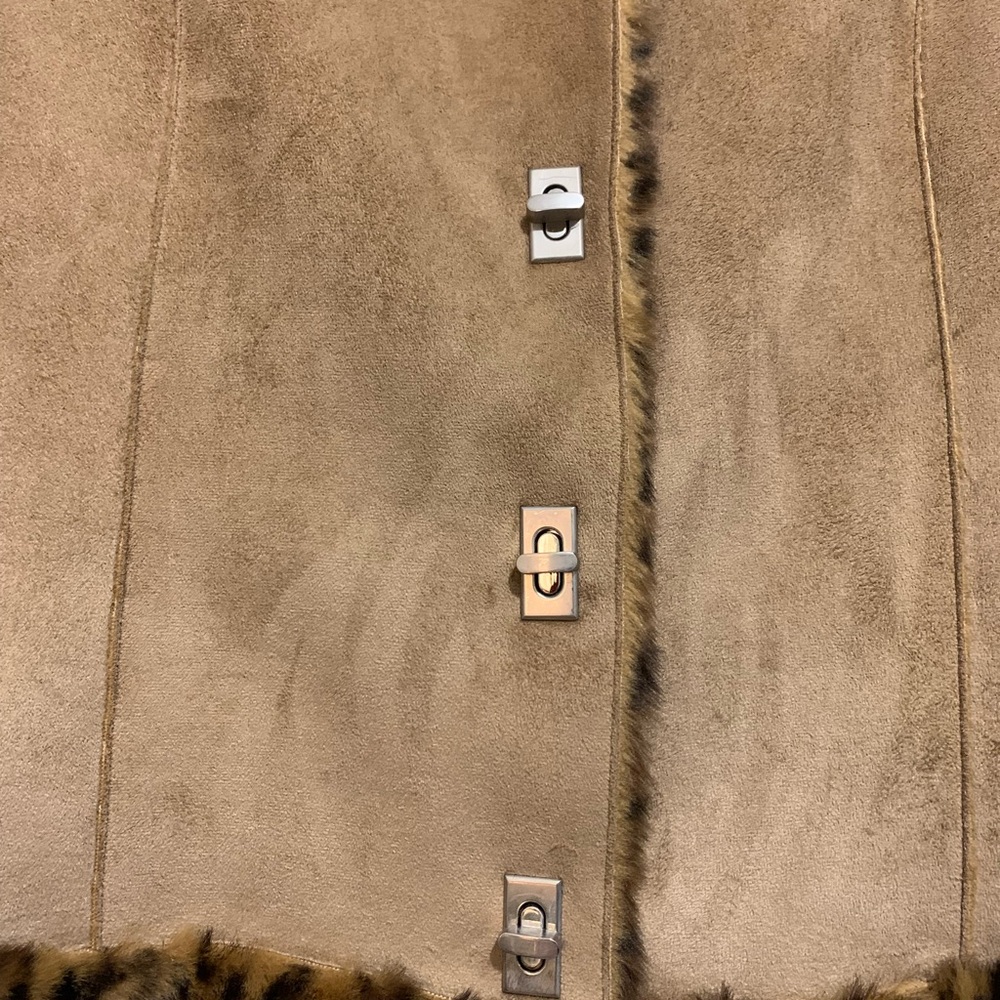Faux fur animal print reversible vest - Picture 5 of 9